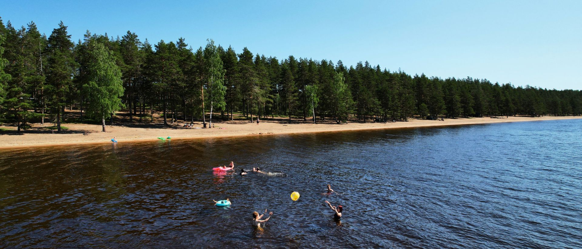 Ihmisiä pelaamassa vedessä Huuhanrannalla