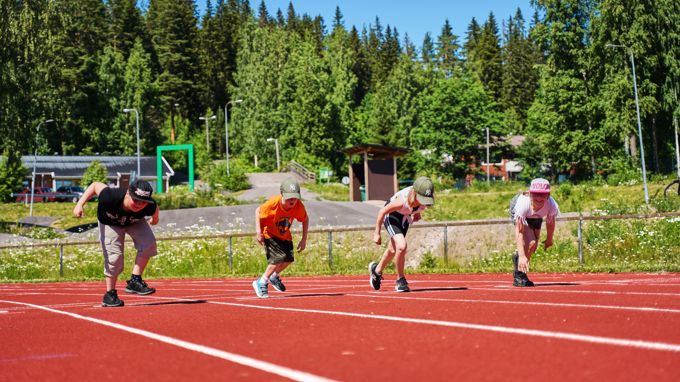 Lapset lähdössä juoksukilpailuun