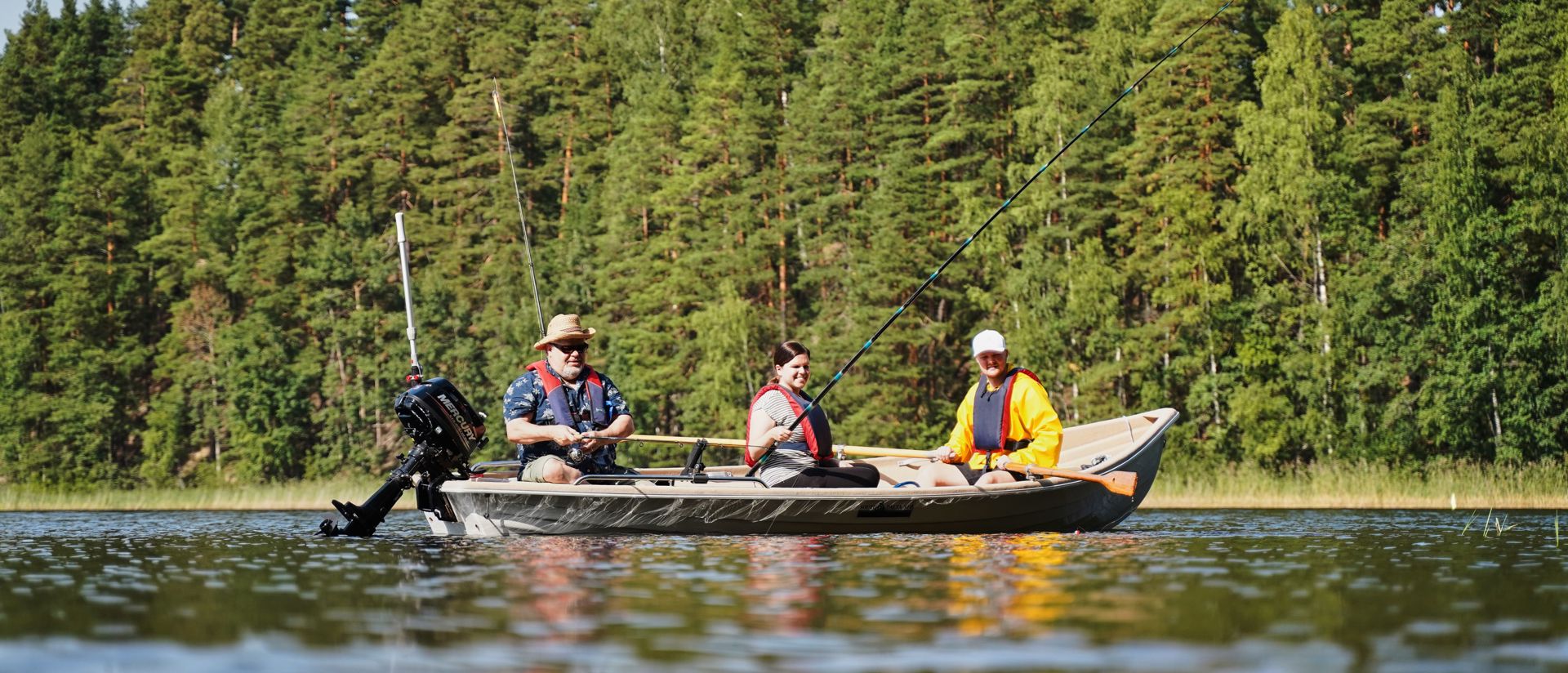 Kolme kalastajaa veneessä