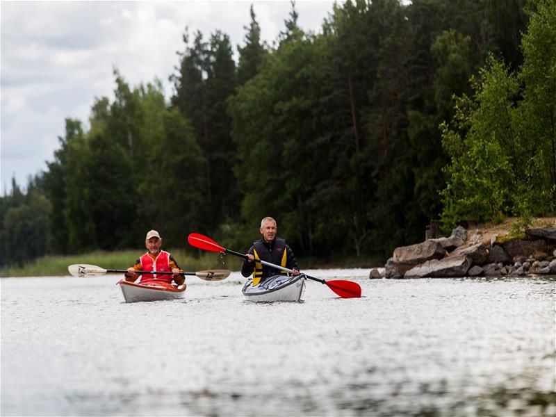 Kaksi melojaa järvellä