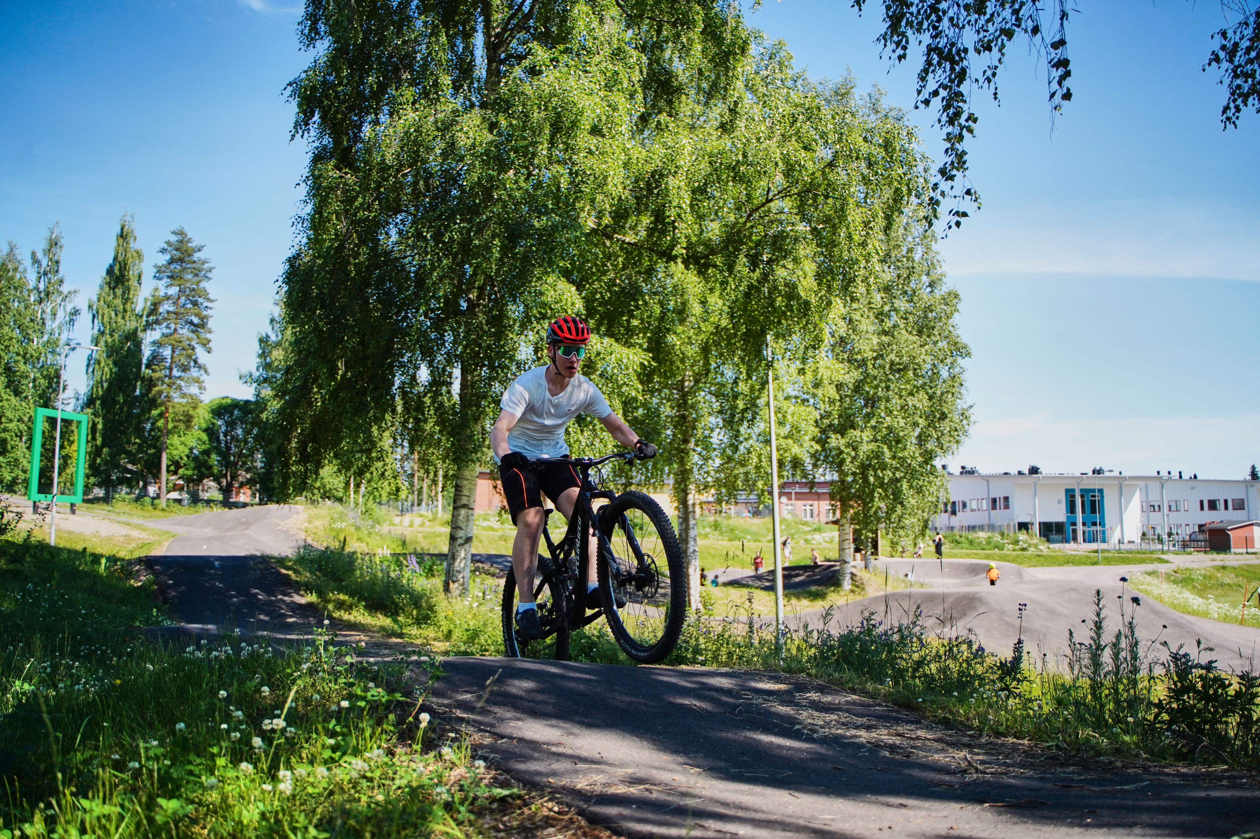 Pyöräilijä pumptrack-radalla