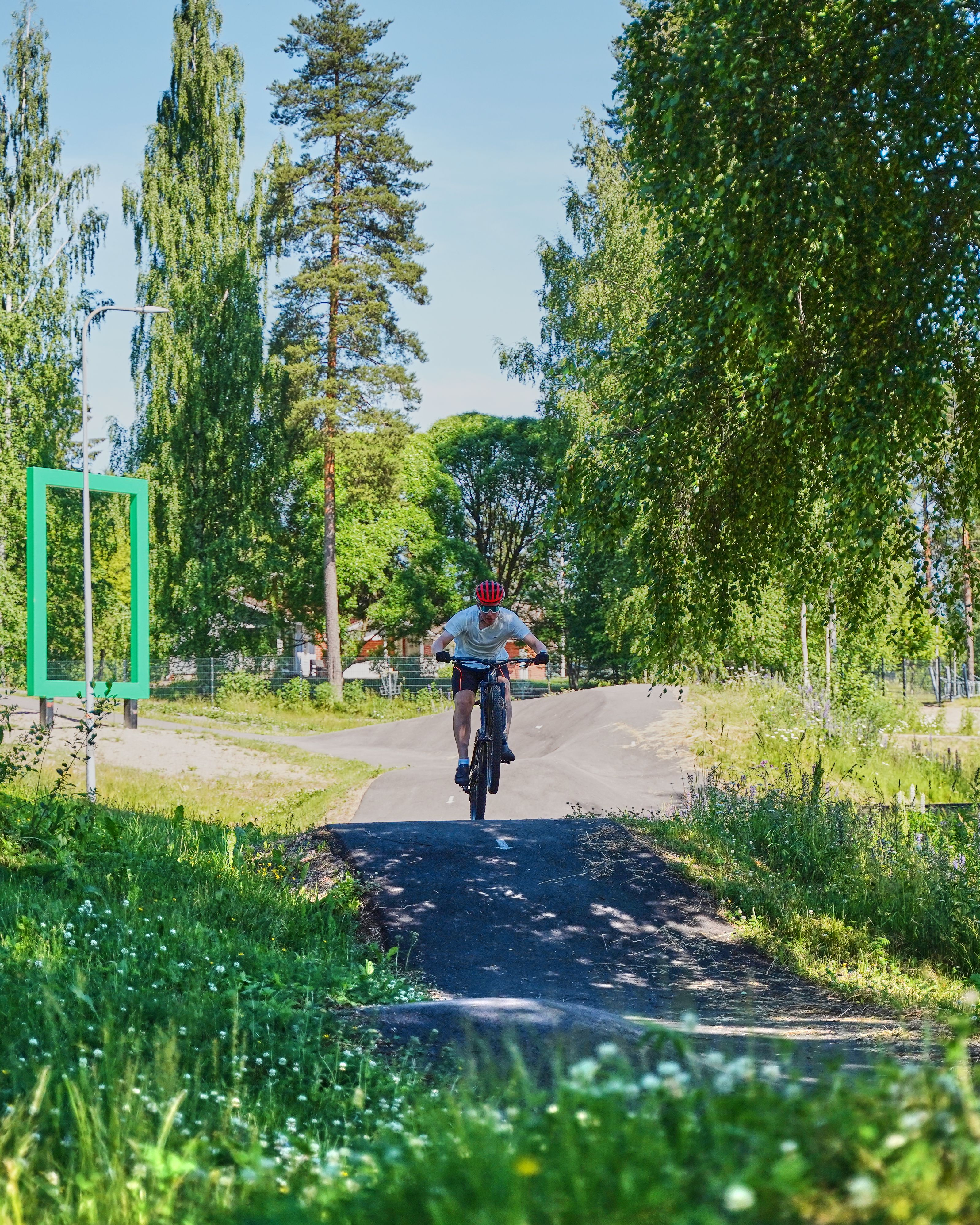 Pyöräilijä Ruokolahden pumptrack-radalla