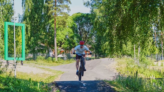 Pyöräilijä Ruokolahden pumptrack-radalla